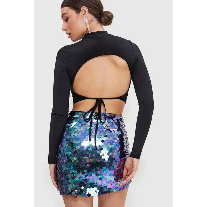 A high-waisted mini skirt with a shimmering sequin decoration, perfect for adding a touch of glamour to any outfit.