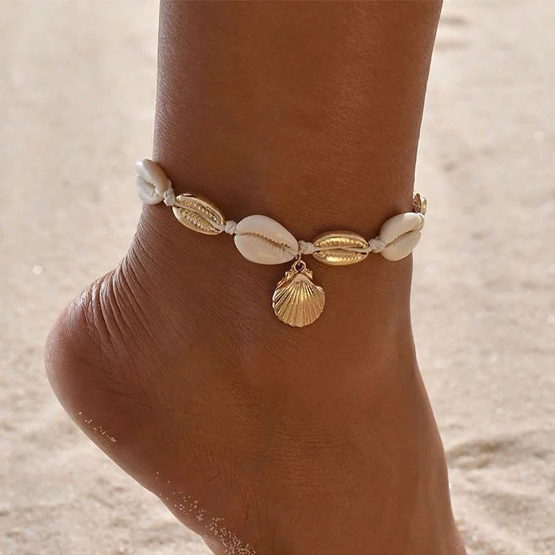 Stylish and adjustable beach shell anklet with bohemian-inspired design, perfect for adding a touch of coastal charm to summer outfits