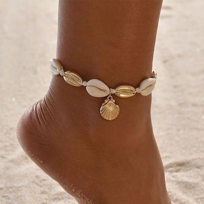 Stylish and adjustable beach shell anklet with bohemian-inspired design, perfect for adding a touch of coastal charm to summer outfits