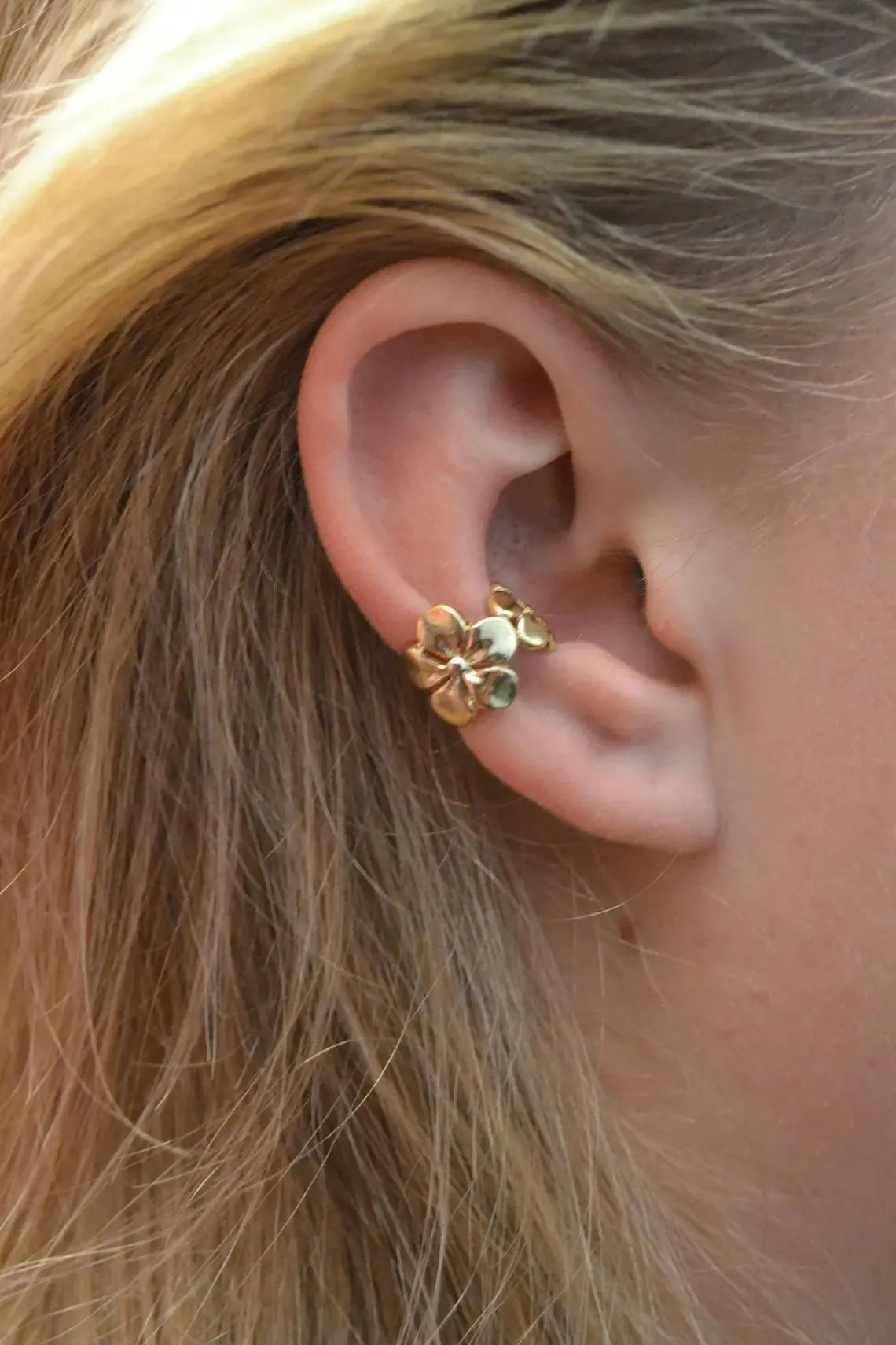 Gold electroplated alloy earrings with starfish and conch design elements for women's beach fashion