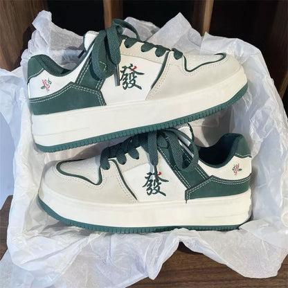 Men's retro low-top sneakers with anti-slip rubber sole and synthetic PU upper