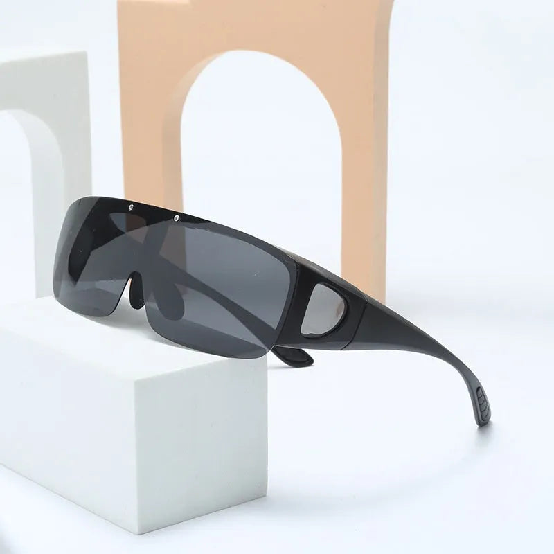 Polarised sunglasses with one-piece myopia lenses suitable for mountain climbing and biking, featuring interchangeable lenses in seven colour options for varied light conditions.