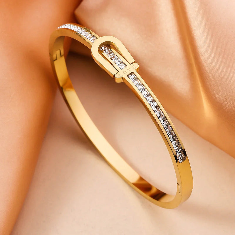 Hhomeenjoy Exquisite Gold-Plated Stainless Steel Bracelet: A Fashionable Charm for Any Occasion