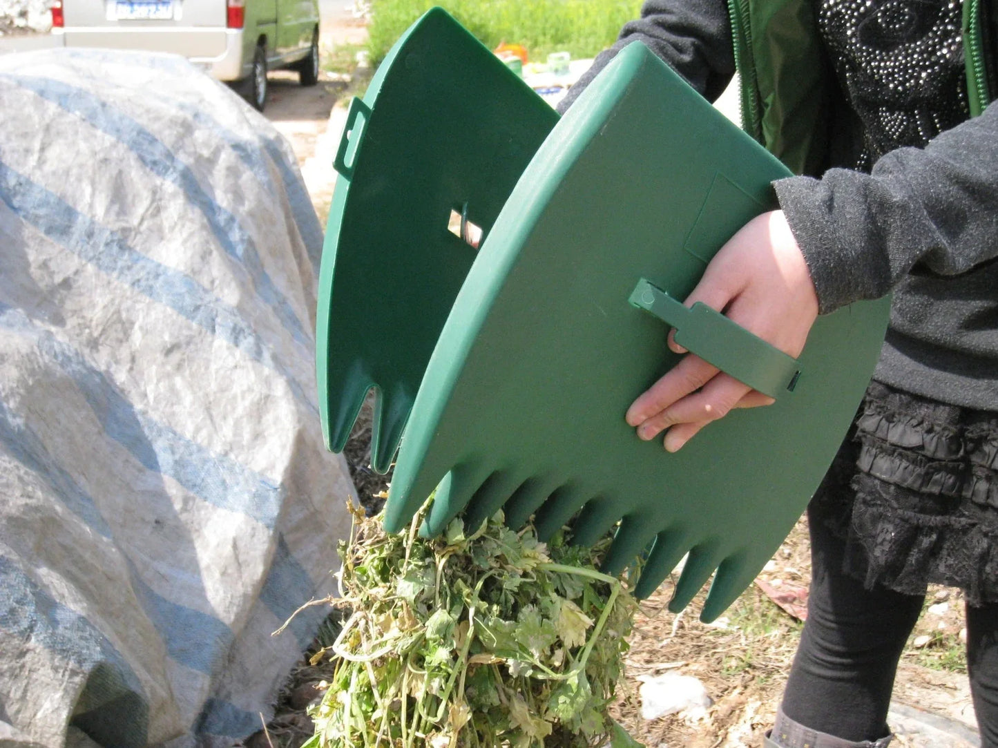 Green leaf rake scoops tool with automatic hand band, 34cm long garden debris collector