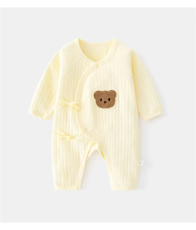 Cotton newborn jumpsuit with long sleeves, teddy bear jacquard strap, top fly lace closure, white or yellow
