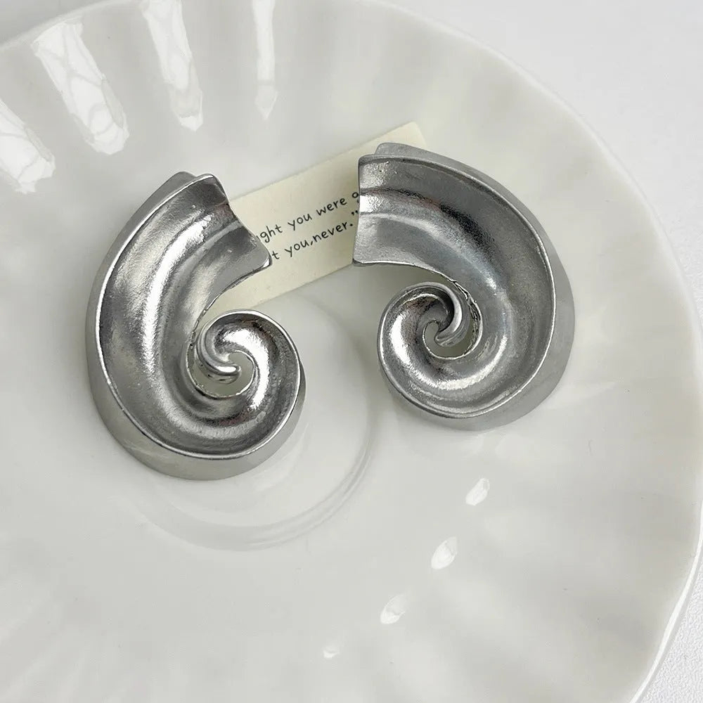5cm geometric retro design ear studs in gold or silver electroplated finish