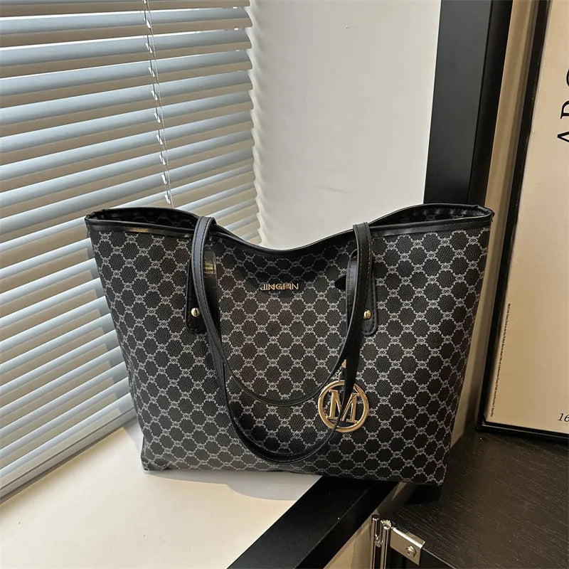PU shoulder bag in street trend style with sewing thread details, showing 42cm width and 22.5cm handle.