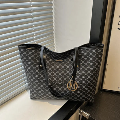 PU shoulder bag in street trend style with sewing thread details, showing 42cm width and 22.5cm handle.