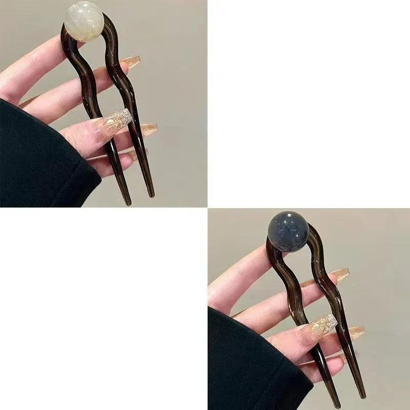 Acrylic U-shaped hair barrette with retro ball design in caramel colour