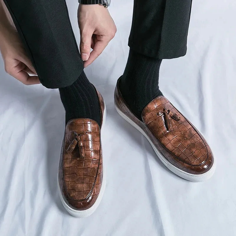Men's business casual sneakers with tassel detailing and round toe shape, available in sizes 38-47, featuring a rubber sole for traction and artificial PU upper for a smart appearance.