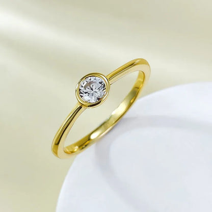 Minimalist crown-shaped silver ring with linear design in gold or platinum plating