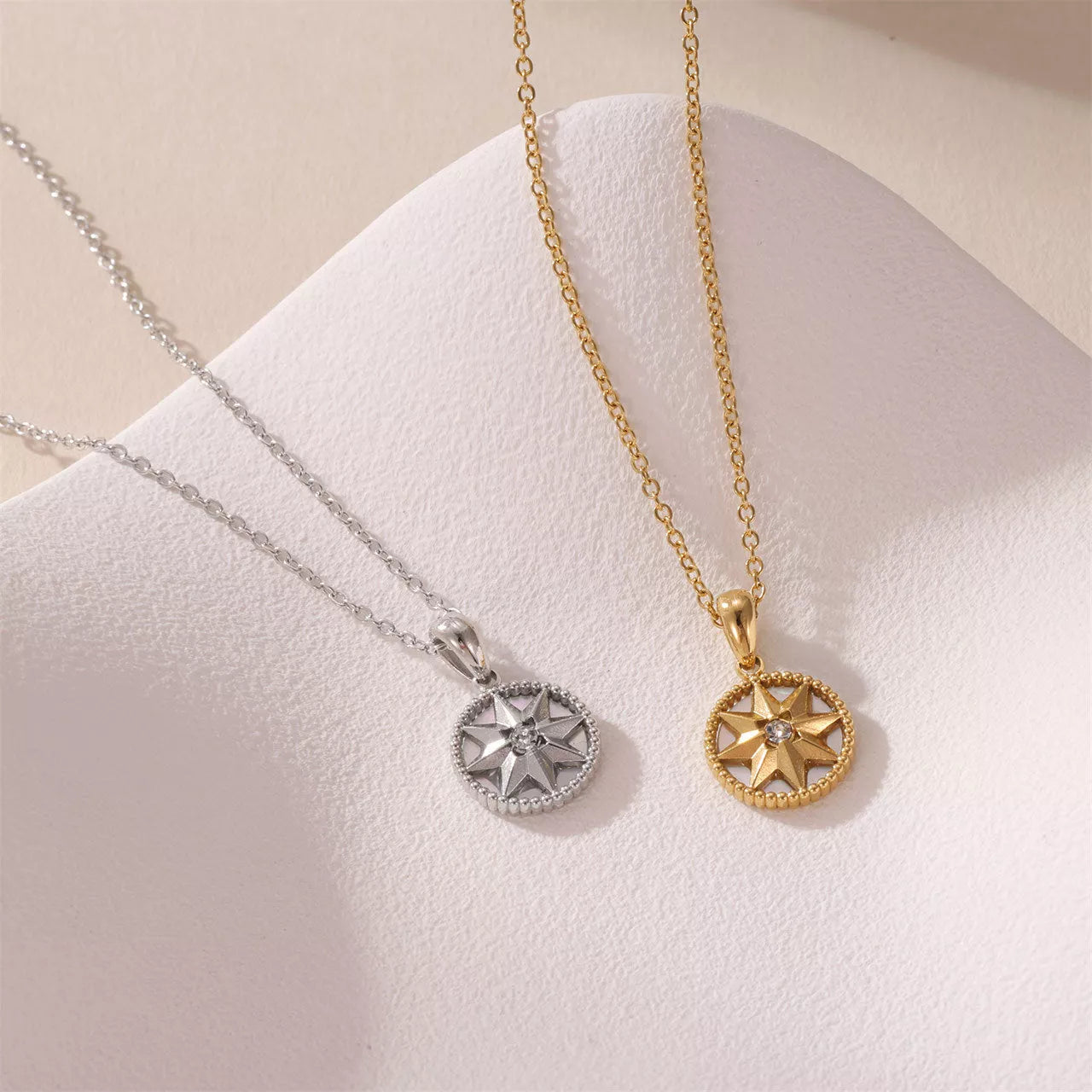 Lucky Compass Necklace with star-shaped titanium steel pendant in gold and white gold