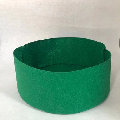 Round fabric grow bags for plants with water-retaining felt material in black and green