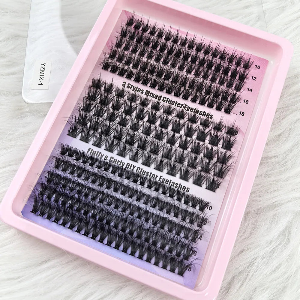 Creative large capacity false eyelash storage box with dimensions 13.7cm by 13.5cm by 1.4cm.