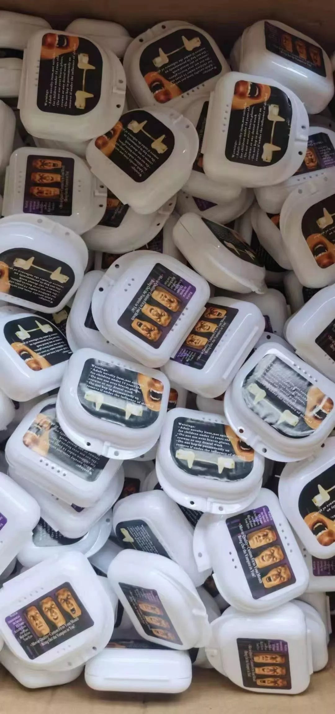 Retractable vampire fangs for Halloween and cosplay costumes, measuring 7.8*8*2.9CM