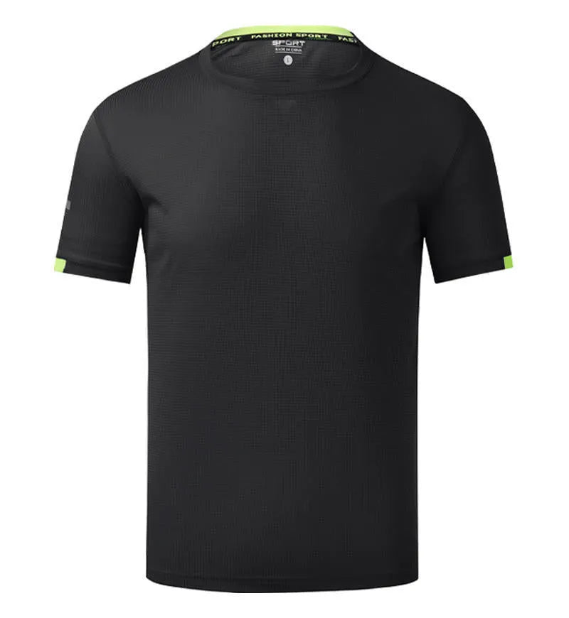 Man wearing a solid colour ice silk quick-drying short sleeve sports shirt