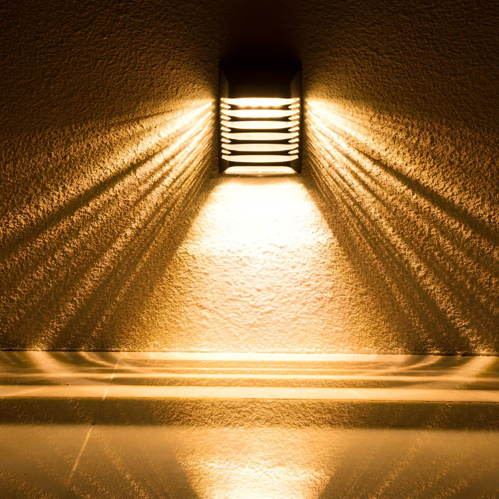 Black solar wall lamp with polycrystalline silicon panel measuring 90x20x53mm for outdoor garden lighting