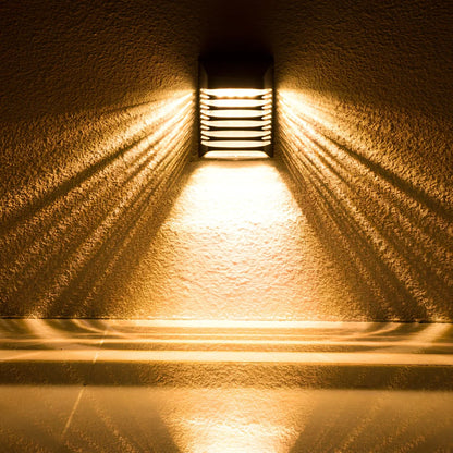 Black solar wall lamp with polycrystalline silicon panel measuring 90x20x53mm for outdoor garden lighting