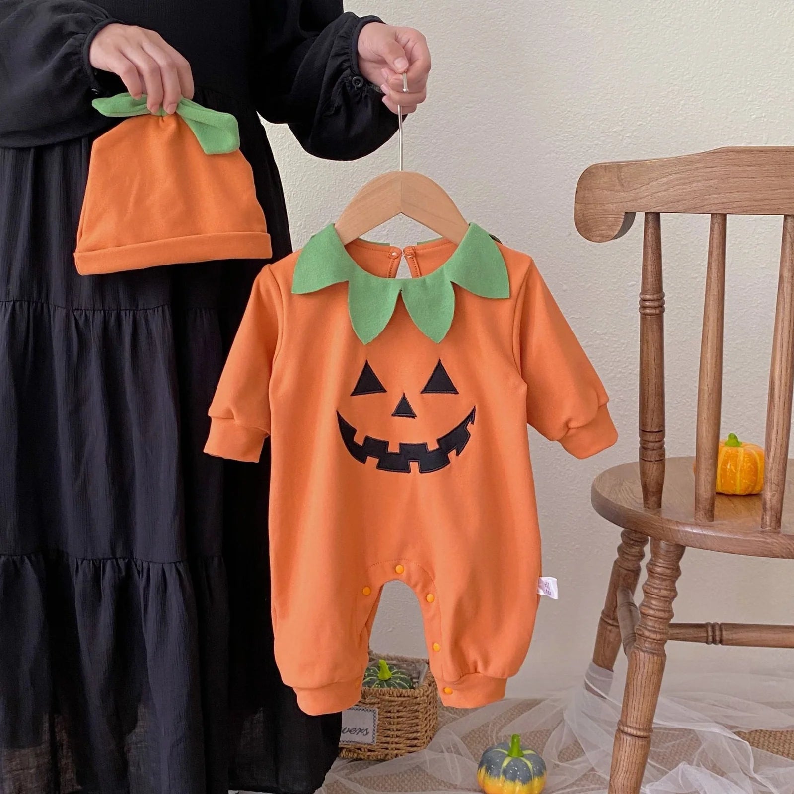 Cotton corduroy baby jumpsuit with long sleeves and pullover closure in European-American style