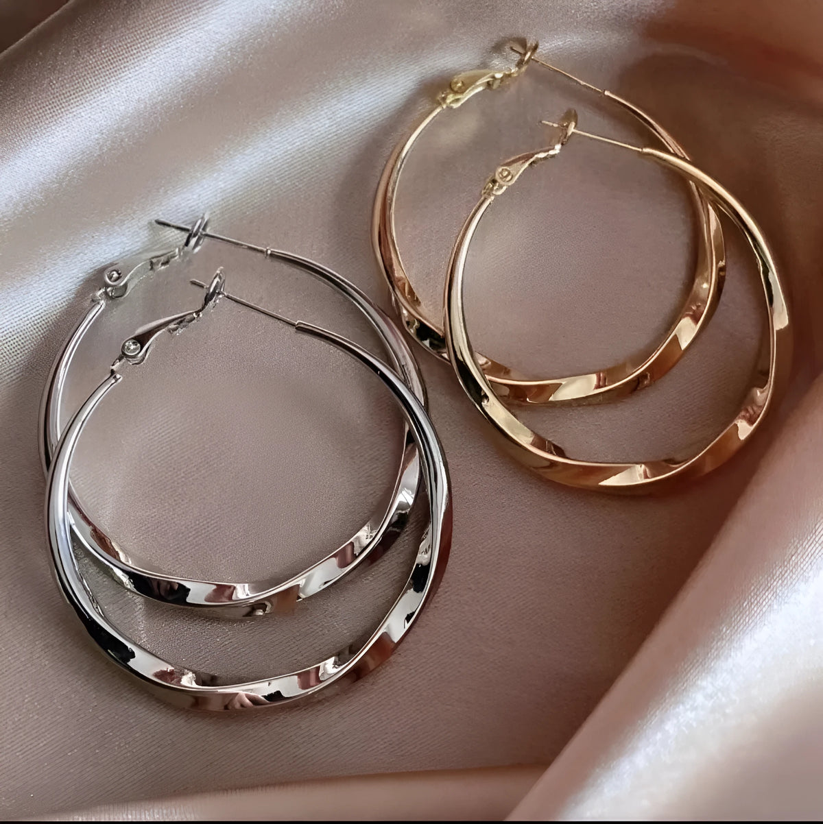 Twisted eyelet earrings in gold or silver electroplated metal, simple style, one pair
