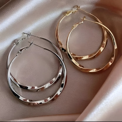 Twisted eyelet earrings in gold or silver electroplated metal, simple style, one pair