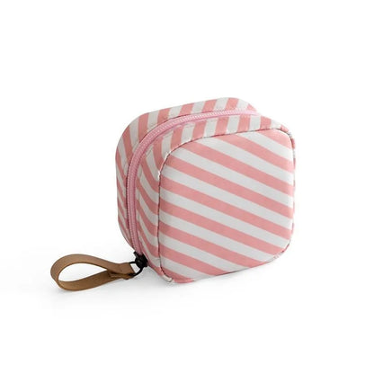 Cube-shaped makeup storage bag in cloth material with 15cm dimensions