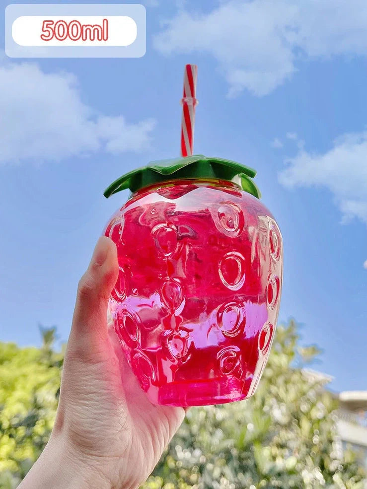 Cute 500ml kawaii strawberry water bottle with integrated straw, BPA-free PP plastic, 12cm tall, red fruit design for cold drinks