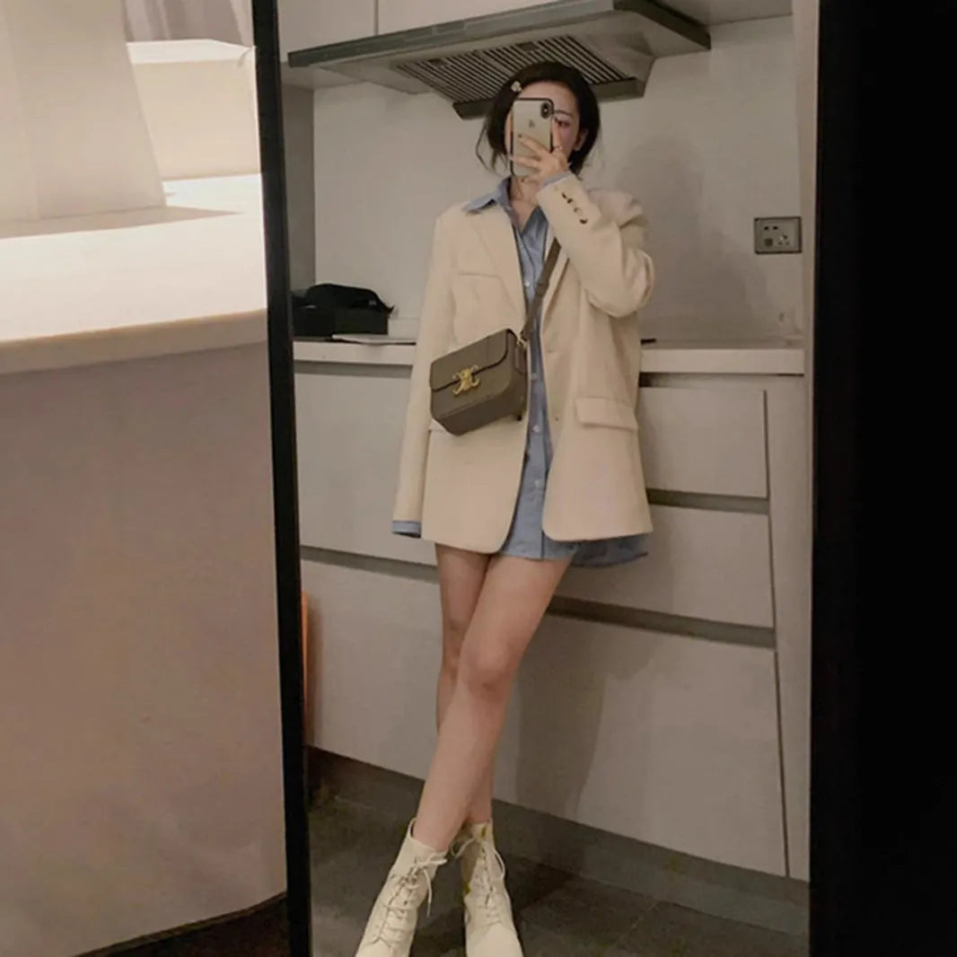Korean style solid colour polyester small suit jacket with long sleeves and a pocket.