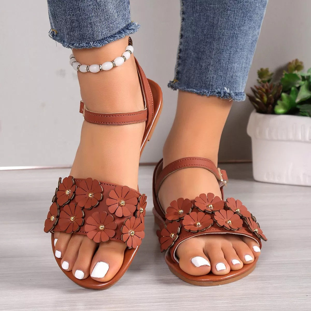 Women's retro floral sandals with buckle closure and round toe design