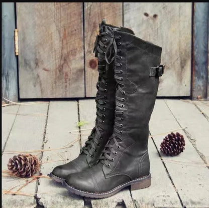 Chunky heel casual boot in black with round toe and cotton lining, low 1-3cm heel