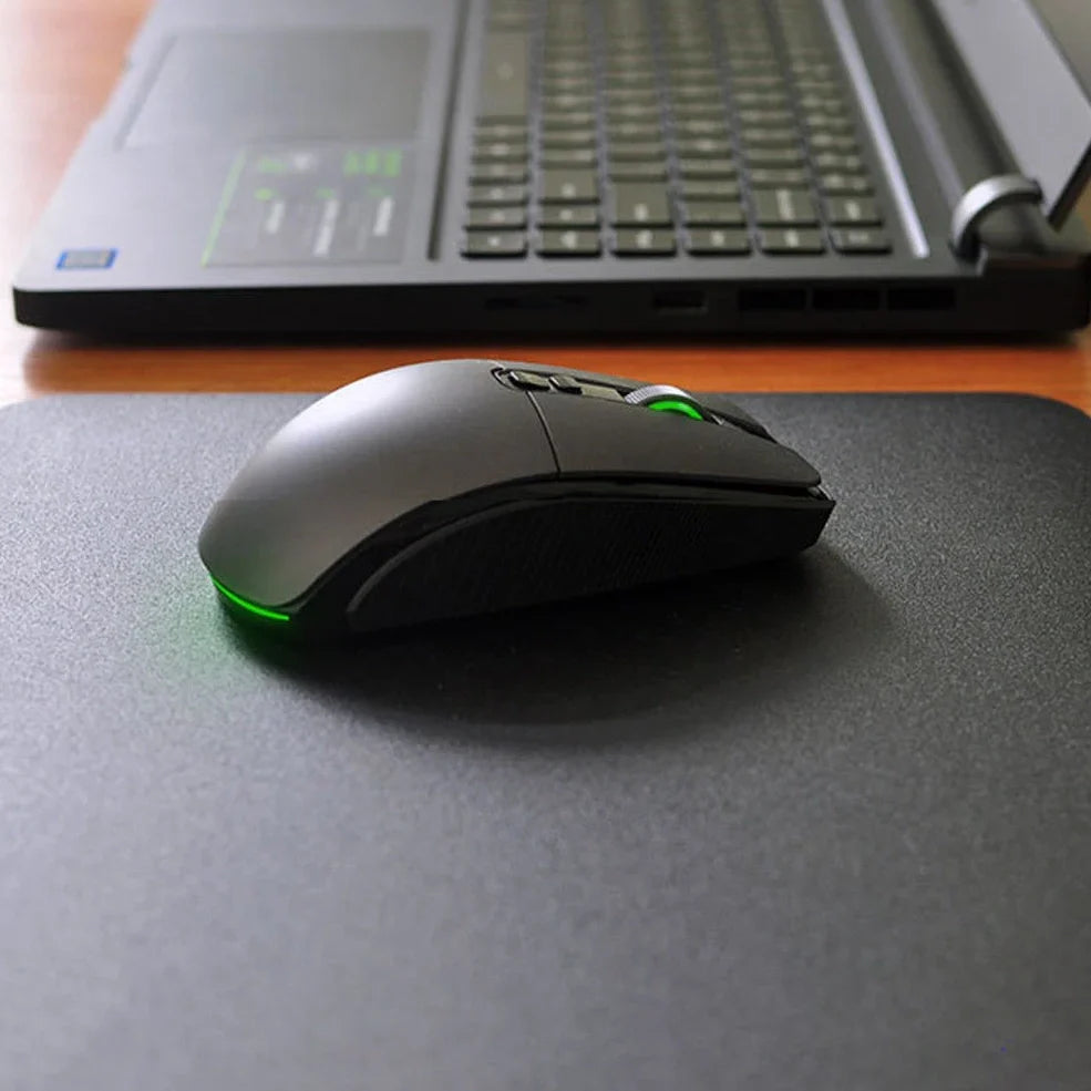 Black gaming mouse pad made of PC and rubber, weighing 285g, with stitched edges for durability