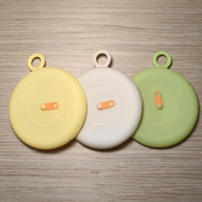 Three silicone freshness lids in beige, green, yellow colours showing 18cm, 10cm, 6.5cm diameters