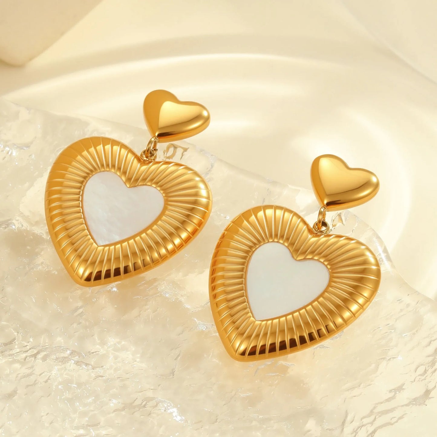 Gold-colour heart-shaped earrings with white fritillary design on stainless steel with electroplating