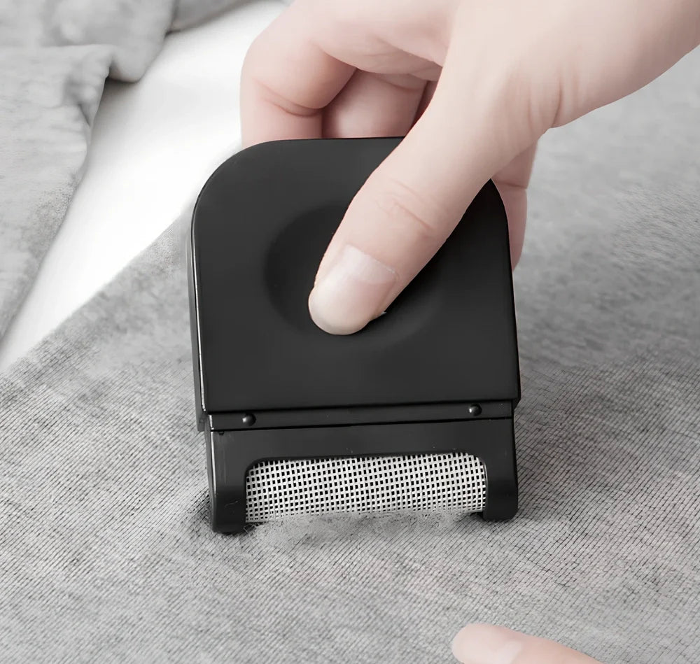 Portable manual fabric cleaning brush with removable catching net, 6.4 cm wide plastic construction