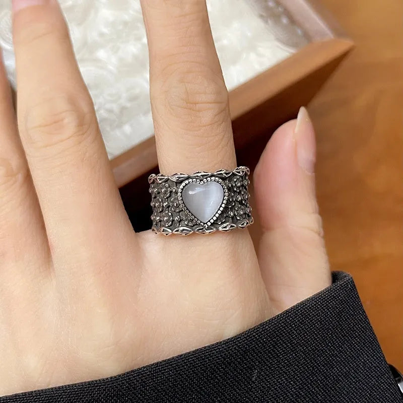 Retro wide-faced heart-shaped silver ring with adjustable opening in white or green colour