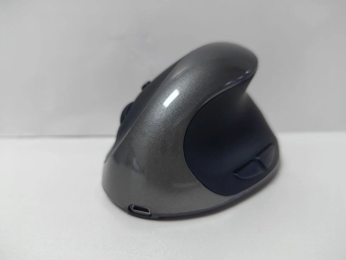 Rechargeable ergonomic vertical wireless mouse in multiple colours with Android charging port