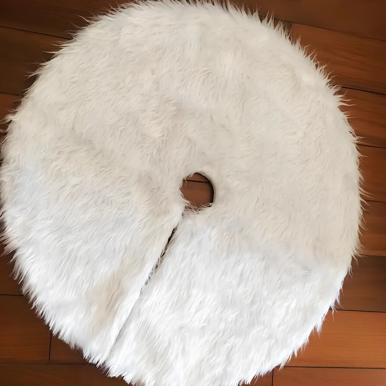 Pure white plush Christmas tree skirt in four sizes: 78cm, 90cm, 122cm, 150cm diameters