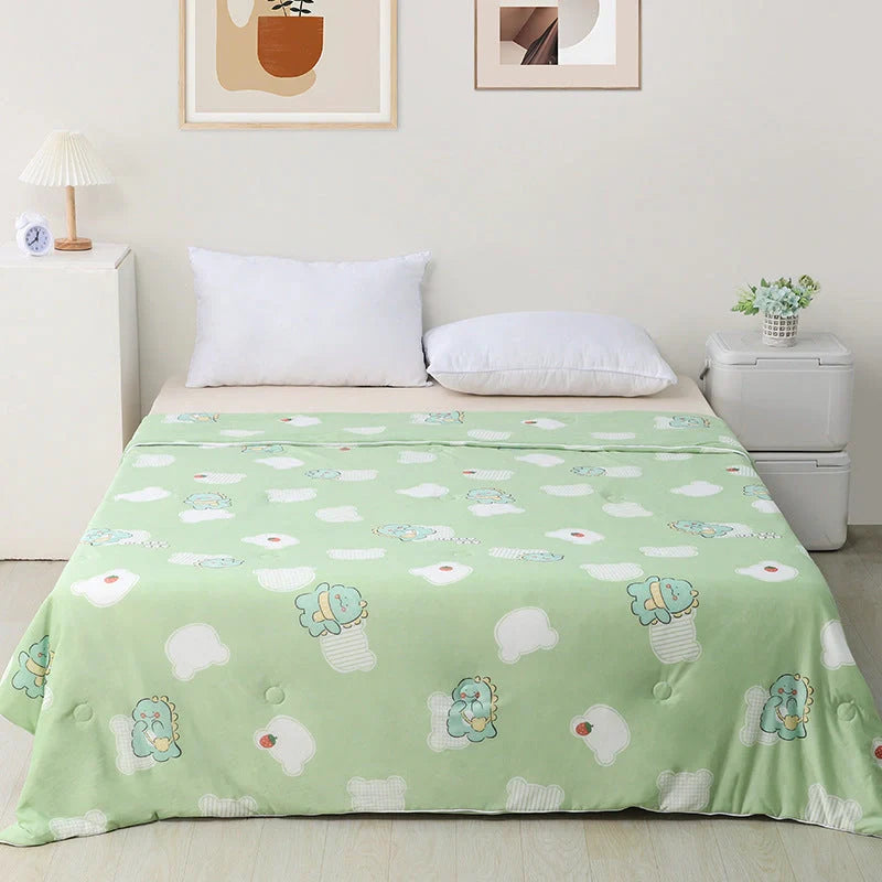 Ultra-soft, machine-washable cooling quilt made with breathable ice silk fabric for year-round comfort