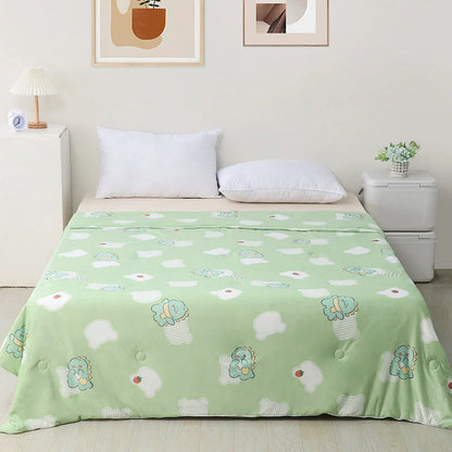 Ultra-soft, machine-washable cooling quilt made with breathable ice silk fabric for year-round comfort