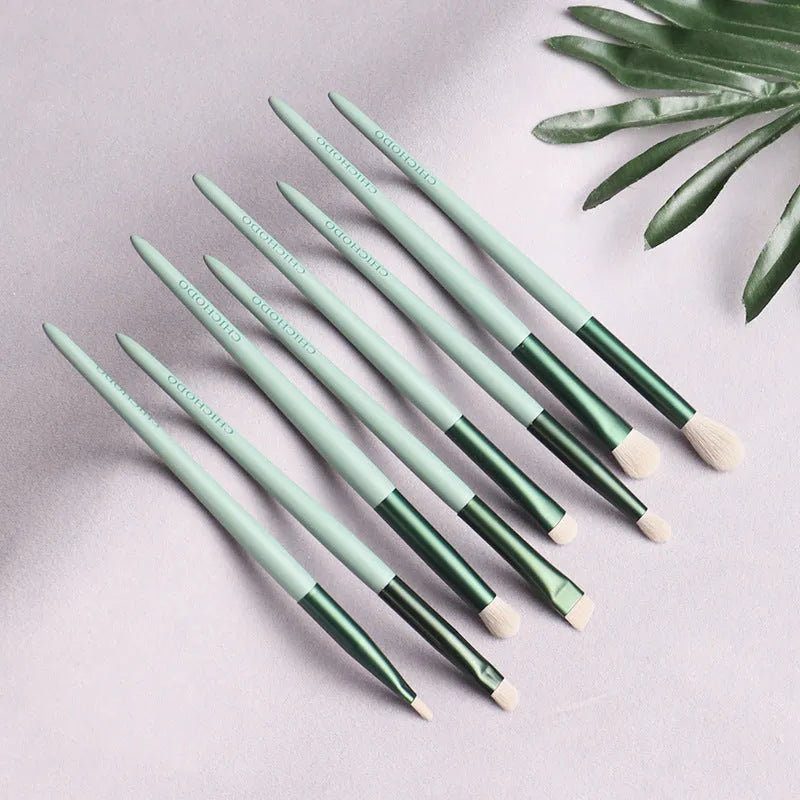 Green 13-piece makeup brush set with fibre wool bristles, metal aluminium ferrules and solid wood handles