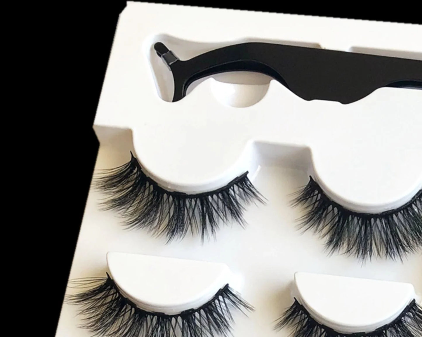 Magnetic false eyelashes for a voluminous, natural look without glue.