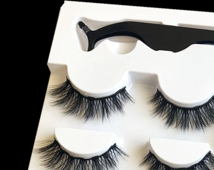 Magnetic false eyelashes for a voluminous, natural look without glue.