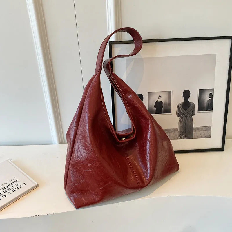 Casual soft leather large capacity shoulder bag in black with sandwich pocket and sewing thread details