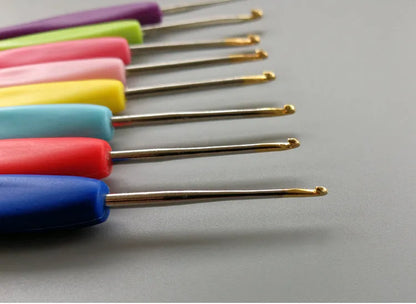 Crochet hook set with 16 pieces, ABS and polyethylene handles, sizes 1.0mm to 6.0mm, and PU storage bag