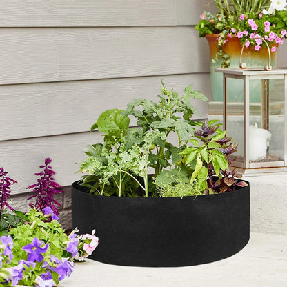 Round fabric grow bags for plants with water-retaining felt material in black and green