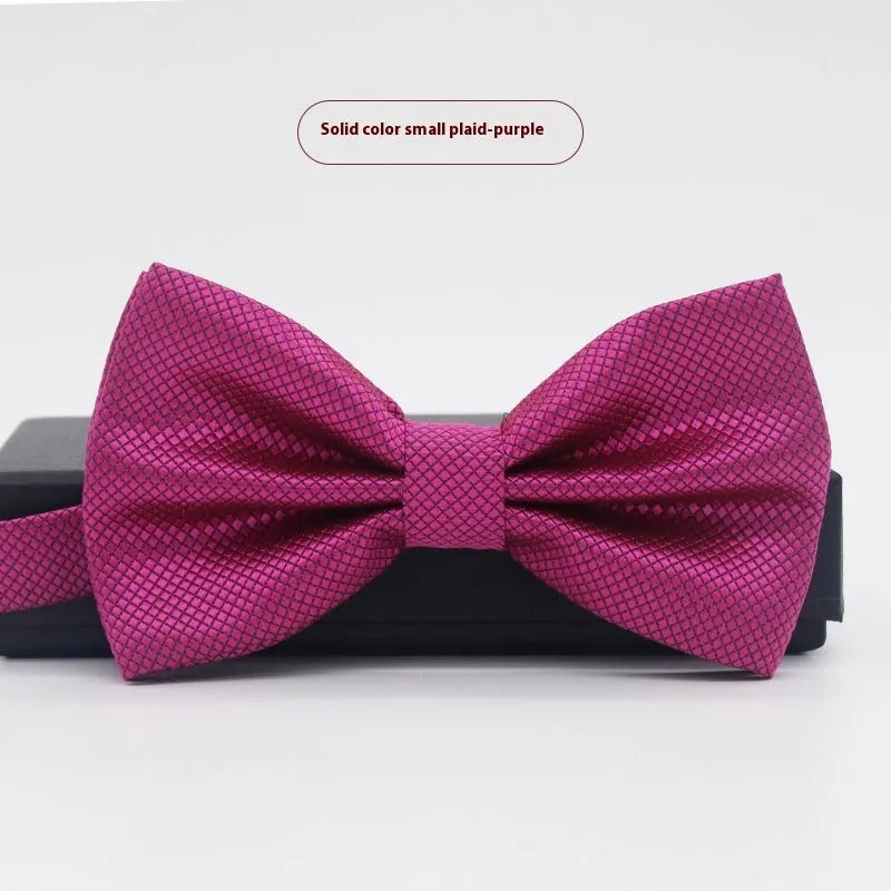 Flat-head self-tie bow tie in a wine red colour, showing its 12cm width and 6cm height dimensions.