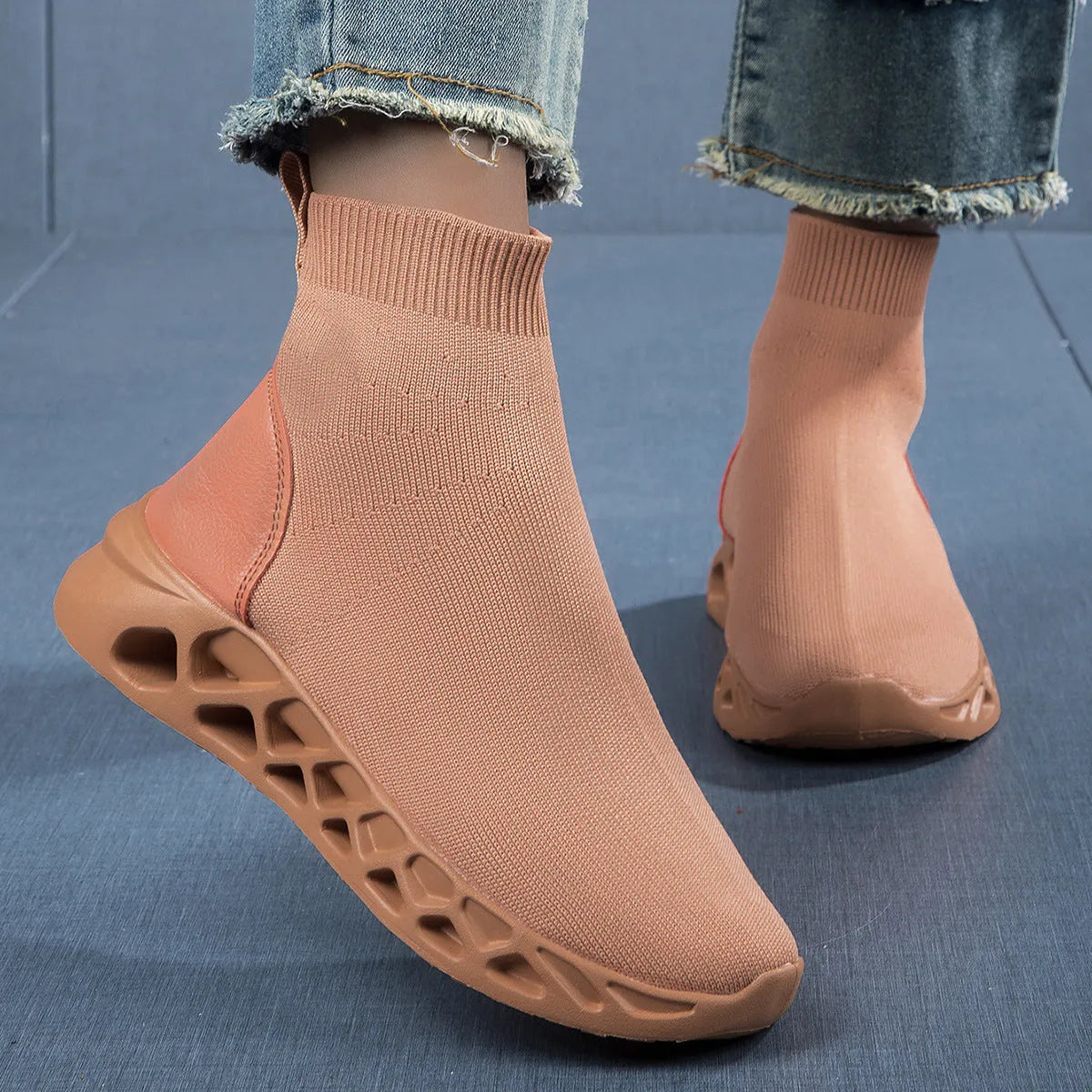 Women's casual ankle boot socks in breathable mesh fabric with flat sole