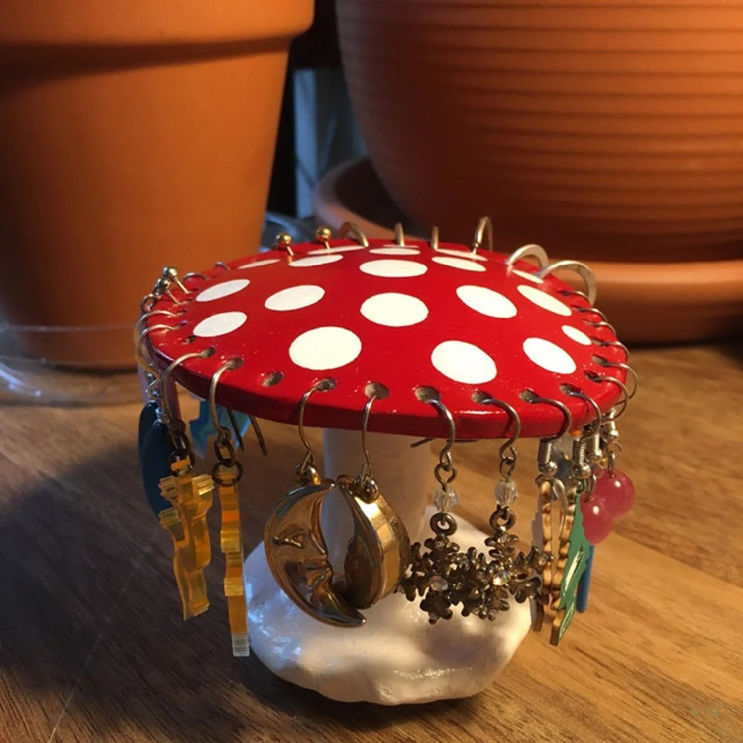 Mushroom-shaped earring rack in red and pink, perfect for organizing and displaying jewelry