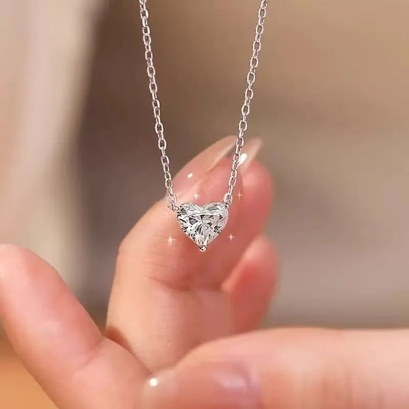 Women's silver-coloured copper necklace with simple heart-shaped pendant