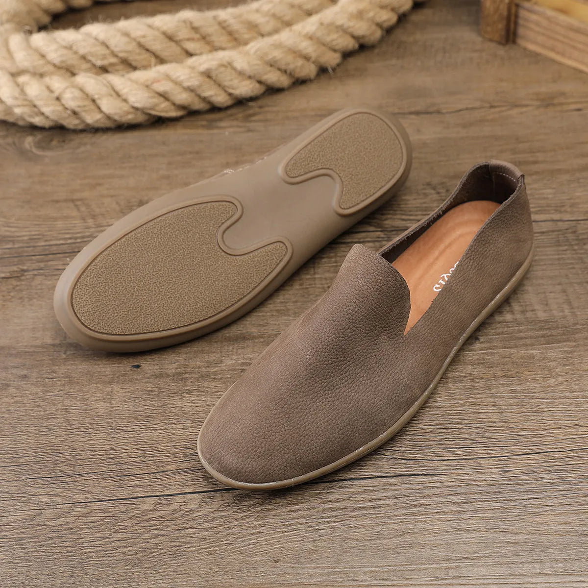 Men's handmade low-top shoes in khaki with wedge heel and rubber sole